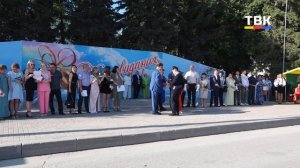 Прощай, школа! Нарядные выпускники станцевали вальс на Комсомольской площади