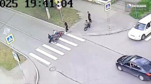 Столкновение двух велосипедистов на пешеходном переходе