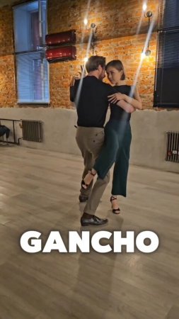 ⚓️Ганчо (Gancho) в аргентинском танго — это фигура, где один партнер "зацепляет" (обвивает) ногой...