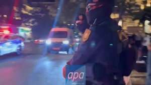 Вывод приговорённых к четырёхмесячному аресту избитых российских граждан из здания суда в Баку