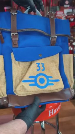 Рюкзак Люси из Убежища 33 из сериала Fallout. Кстати, в подарок кладут также жёлтое тёплое