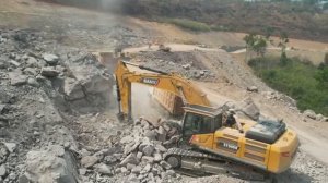 Экскаватор SANY SY500H с лучшей энергетической мощностью разбивает огромный камень и толкает его