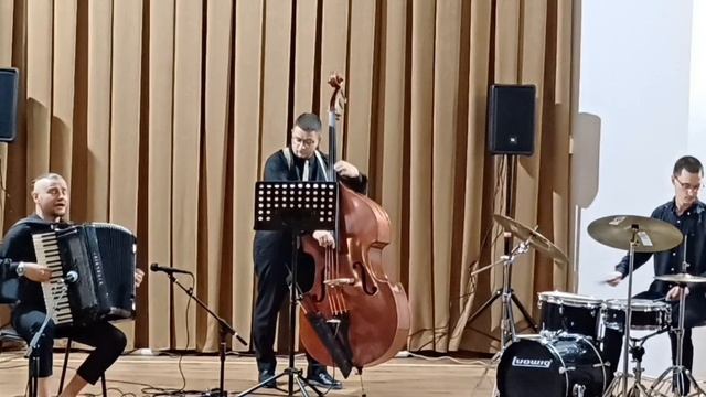 АККОРДЕОН ДЖАЗ БЭНД
ТРИО ВИТАЛИЯ ХИТУШКИ. Часть первая. смотреть онлайн