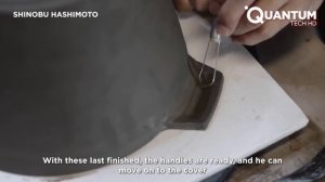 Мужчина изготавливает традиционный японский горшок в технике точения глины.