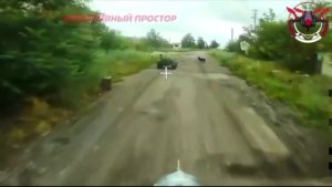 Российский оператор FPV-дрона на оптоволокне уничтожает роботизированную платформу, в момент эвак...