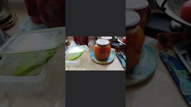 Получилось две банки абрикосового и две банки клубничного варенье