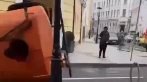 Трактор не вписался в поворот и снес две легковушки прямо в центре Москвы.