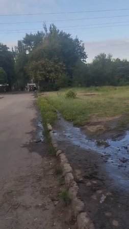 Каждую подачу воды, вот такая река на ул. Донэнерго. Всё стекает под главный вход в больницу ГБУ ДНР