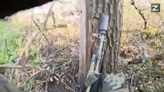 Штурмовик ВС РФ закидывает рюкзак с противотанковыми минами на позицию ВСУ
