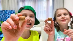 Мистер Макс Катя и Макс не могут разделить игрушки и играют в маленькое VS большого