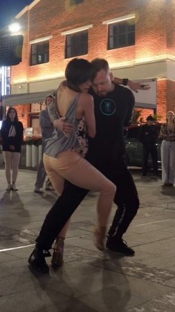 Street Tango. Павел Собирай и  Сабрина Амучастегуи #танго #тангонуэво #неотанго #танцы
