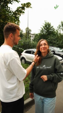 Пока одни передают другому, кто-то забирает «подарок» — целый особняк.