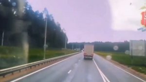 Вблизи поселка Ачит в Свердловской области женщина на "Ларгусе" протаранила на встречке фуру