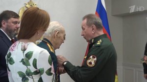 Директор Росгвардии Виктор Золотов вручил орден Александра Невского ветерану ВОВ Евгению Чусову