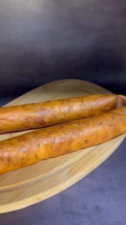 Куриная колбаса со специями в натуральной оболочке