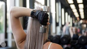 Тренер поделилась упражнениями для снятия напряжения в теле после перелета