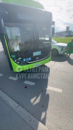 Иномарка и автобус столкнулись на кольце у «Гипер Сити».КУРГАН 2.07.2025