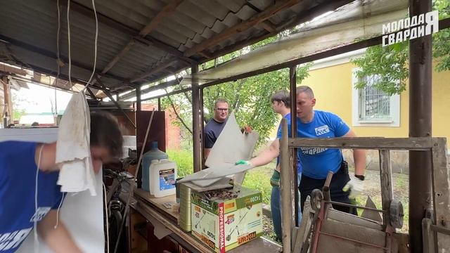 Волонтёры в Луганске помогают разбирать завалы после ночной атаки ВСУ #спецоперация #своихнебросаем