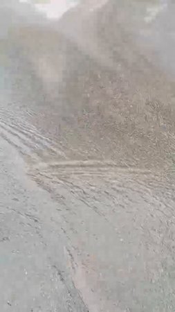 На Танеева, 10 - прорыв. Воды текут по всей округе.