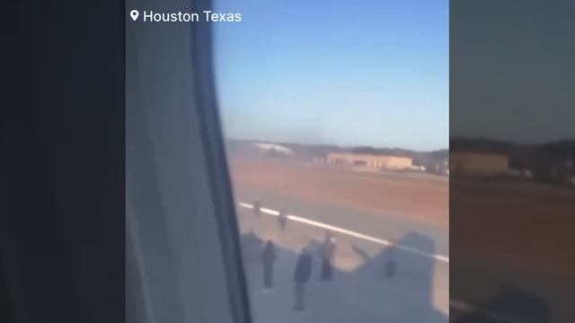 Пассажиры рейса United Airlines из Хьюстона в Нью-Йорк были эвакуированы после возгорания во время в