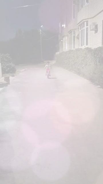 Настя смело стартует: первые шаги на двухколесном велике смотреть онлайн