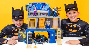 Влад и Ники играют с игрушками Бэтмена! Весёлое видео для детей.