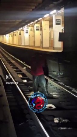 🔴Туннель метро Нью-Йорка. Просто умывается, не дали зубки почистить🙂🔴