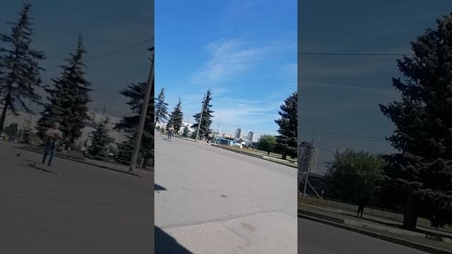 У столовой