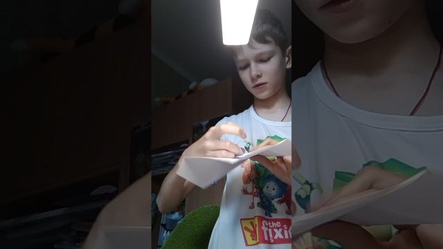 КАК СДЕЛАТЬ САМОЛЁТ ИЗ БУМАГИ Б_О_Л_Ь_Ш_Е!