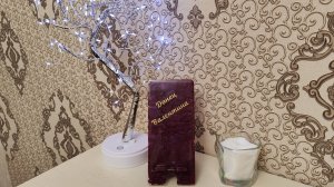 Именная подставка под телефон из эпоксидной смолы