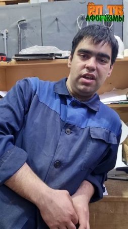 В край расплющил ягодицы...