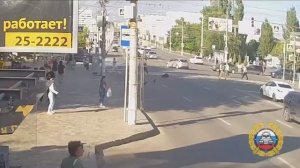 В Волгограде самокатчик протаранил автомобиль