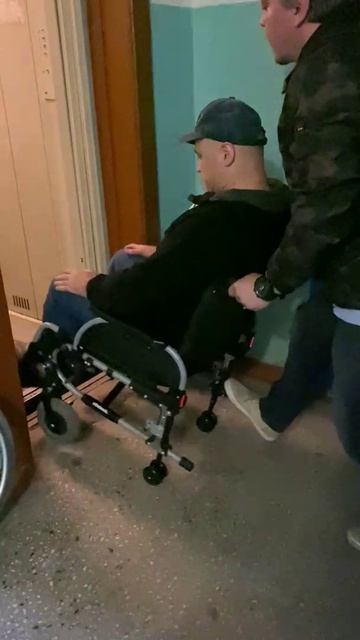 На Транзитных колесах в лифт смотреть онлайн