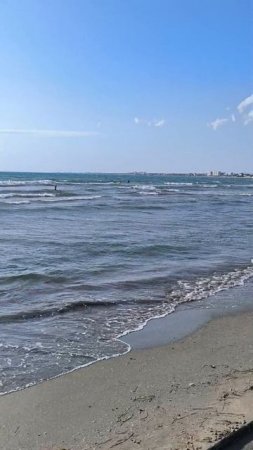 Обстановка на центральном пляже в Анапе. Приехали погулять по берегу черного моря.