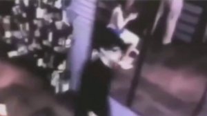 охранник магазина заметил странный момент — человек буквально не отражался в зеркале