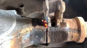 Ось большегрузного грузовика сломалась из-за перегрузки на дороге.