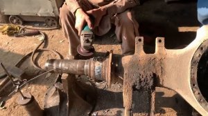 Как починить сломанную ось грузовика на дороге? Эти ребята тебе покажут.