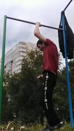 Chest to bar one arm pulls