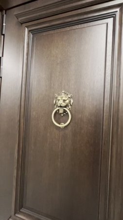Входная дверь Гардиан для частного дома в классическом стиле с наружной отделкой из фибропараллели
