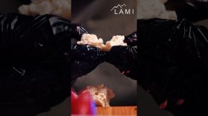 Салат с жаренным сыром LAMI, клубникой, грушей и с Пармской ветчиной.