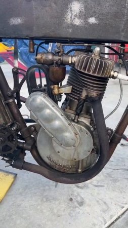 Starting the original paint 1912 Harley Davidson single cylinder