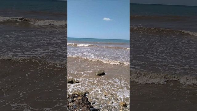 Красиво ключи бьют из горы в Архипо-осиповке на Чёрном море