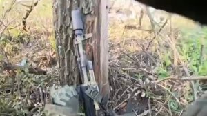 💥🇺🇦⚡️Штурмовик ВС РФ закидывает рюкзак с противотанковыми минами на позицию противника...