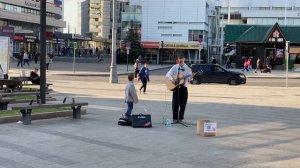 21.06.2025 г.Москва. м. Измайлово. Рядом гостиница "Измайлово". Уличный музыкант.