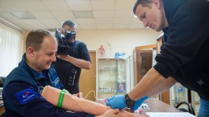 Космонавты Роскосмоса Сергей Кудь-Сверчков и Сергей Микаев готовятся к эксперименту «Нейроиммунитет»