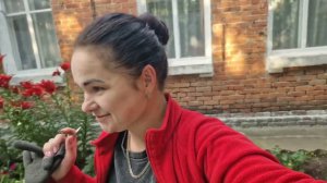 Надя Новикова. Пошли с Женей в отпуск люблю возиться во дворе