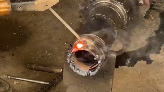 Ось грузовика сломалась на дороге – Аварийный ремонт!