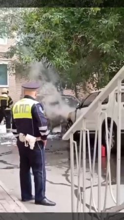 В центре Москвы в Старопименовском переулке взорвалась машина, сообщают СМИ. Причина ЧП неизвестна.