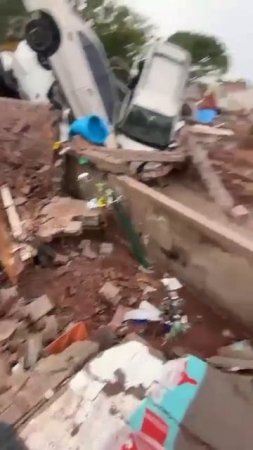 Ливневый паводок уносит автомобили в городе Чиуауа, Мексика, 30 июня 2025.