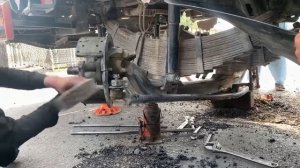 Передняя ось грузовика ломается под большой нагрузкой. Ремонт на дороге в сильную жару!